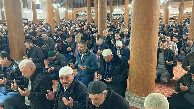 Kadir Gecesi'nde Afyon'da Camiler Doldu Taştı