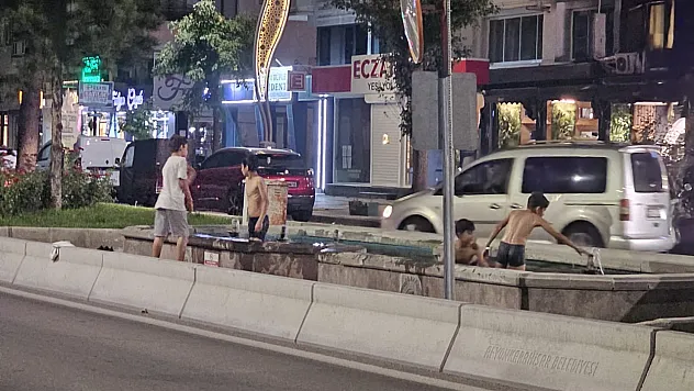 Kahkalarla Eğlenip, Ölümle Dans Ediyorlar