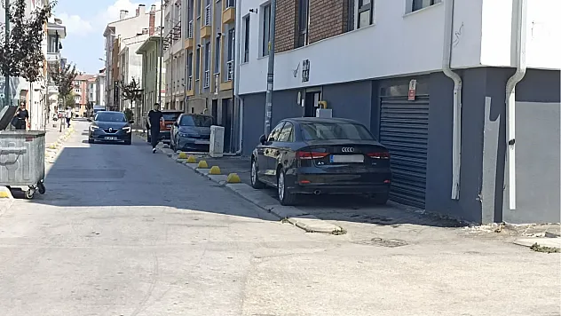 Kaldırım İşgalini Beton Dubalar Bile Engelleyemiyor