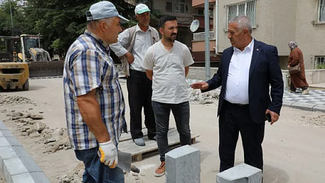Kaldırım yenileme çalışmaları sürüyor