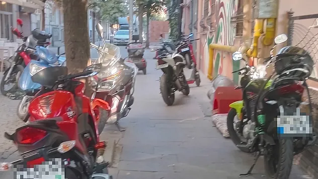 Kaldırımlar Motosiklet Otoparkına Döndü
