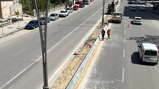 'Kaldırımları Sök-Tak Yapmayacağım' Dedi, Kurulu Refüjde Çalışma Yaptı