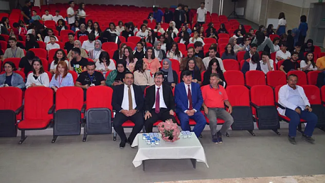 Kamil Miras'ta eski mezunlar üniversite adaylarıyla buluştu
