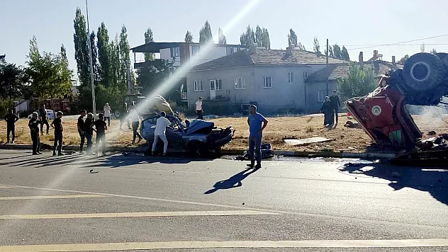 Kamyon ile Otomobil Kavşakta Çarpıştı, 2 Kişi Feci Şekilde Can Verdi