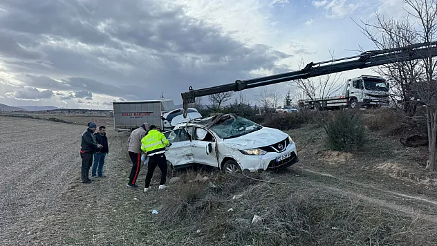 Kamyonet İle Otomobil Çarpıştı, 3 Kişi Yaralandı