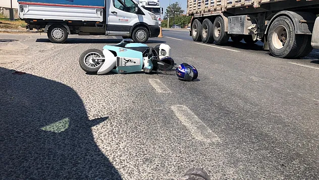 Kamyonetle Çarpışmamak İçin Manevra Yapan Motosiklet Devrildi, 2 Kişi Yaralandı