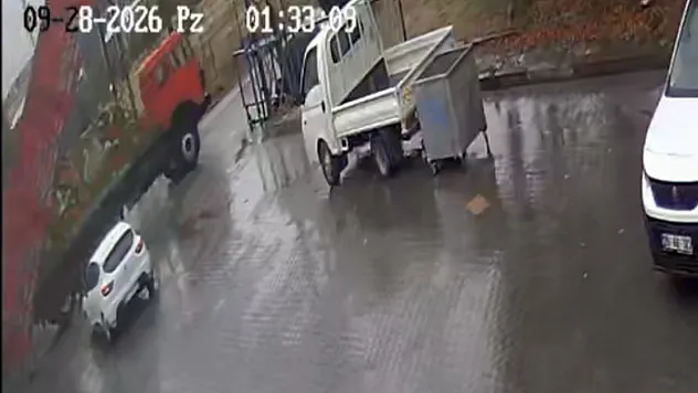 Kamyonun Damperi Açık Kaldı! Sanayi Sitesinin Kapısı Yıkıldı