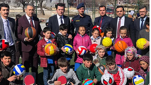 Kapar'dan köy okullarına destek