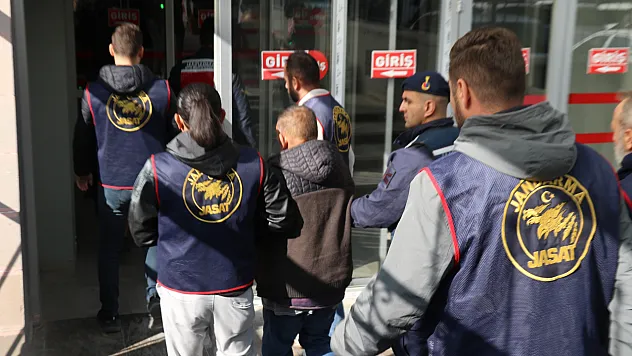 Kardeşini Öldürüp Ahırın Temeline Gömen Kardeş Adliyeye Sevk Edildi
