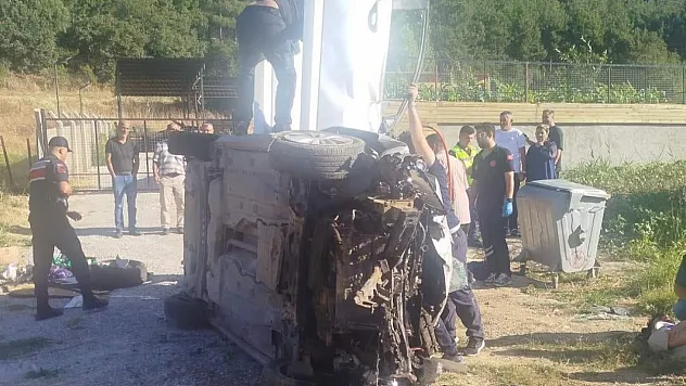 Karşı Şeride Geçen Otomobil Devrildi: Aile Kabusu Yaşadı