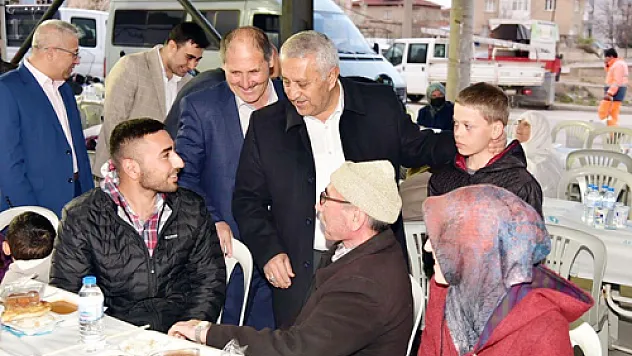 Karşıyaka'da iftar sofrası kuruldu