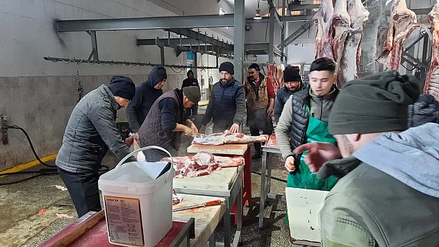 Kasaplar deprem bölgesine et hazırlıyor