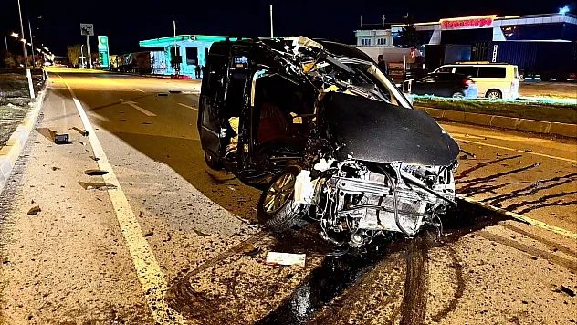 Kavşağa Girerken Tır Çarptı: 1 Ölü