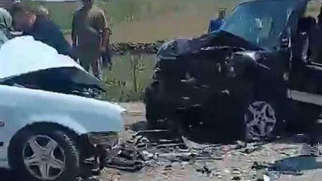Kavşakta 2 Otomobil Çarpıştı: 1 Ölü, 1 Yaralı