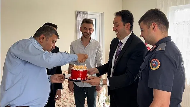 Kaymakam Bolat'dan gaziye doğum günü sürprizi