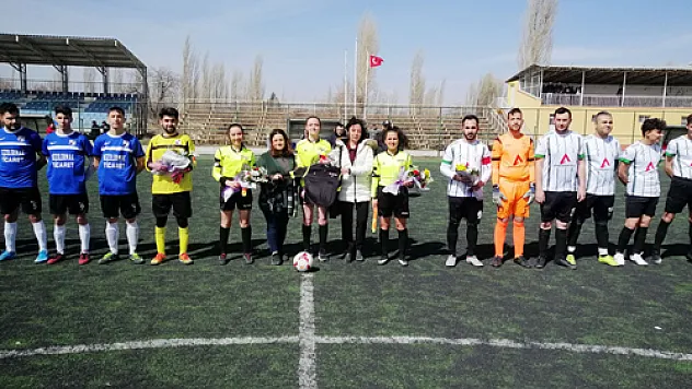 Kaymakam Topçu'dan sporculara çiçek