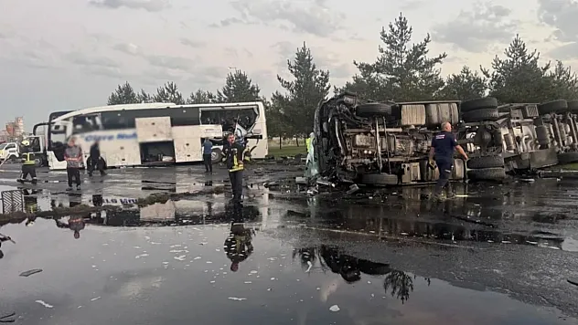 Kayseri'de Otobüs Ve Akaryakıt Tankeri Çarpıştı: 35 Yaralı