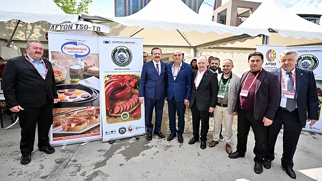 Kayserili Hisarcıklıoğlu, AB Tescilli Afyon Sucuğu Önünde Poz Verdi
