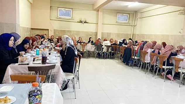 Kazancı, hafizelerle iftar yaptı
