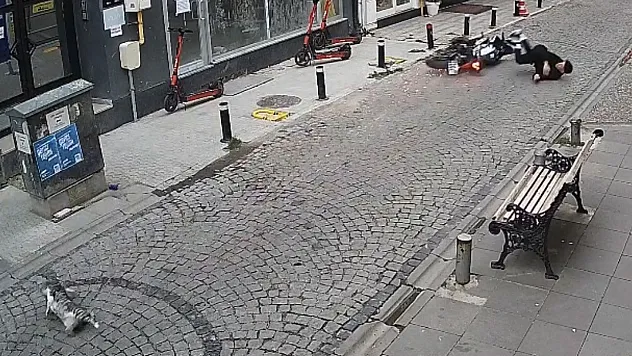 Kediye Çarpmamaya Çalışırken Motosikleti Deviren Kasksız Sürücü Ağır Yaralandı