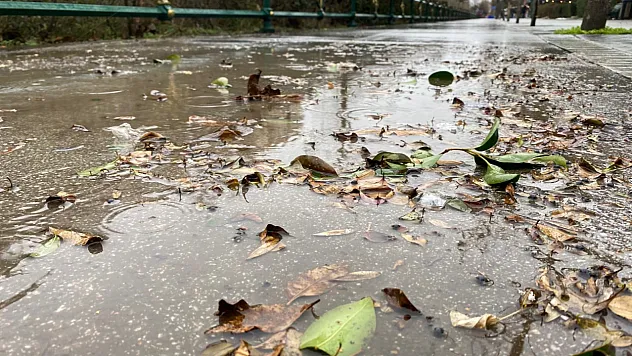 Kentte Oluşan Fırtına Yağmurla Beraber Şiddetini Arttırdı