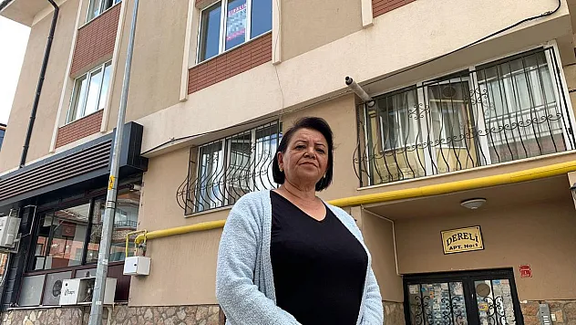 Kiracı olduğu evden eşyalarıyla birlikte sokağa atıldı