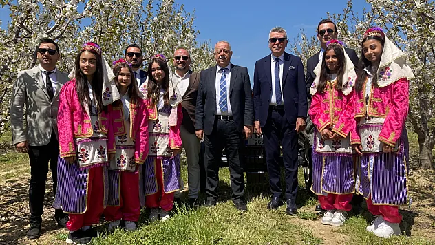 Kiraz Ağaçları Çiçek Açtı, Fotoğrafçılar Akın Etti