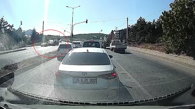 Kırmızı Işıkta Geçen Lüks Otomobil, Neden Olduğu Kazanın Ardından Kaçtı