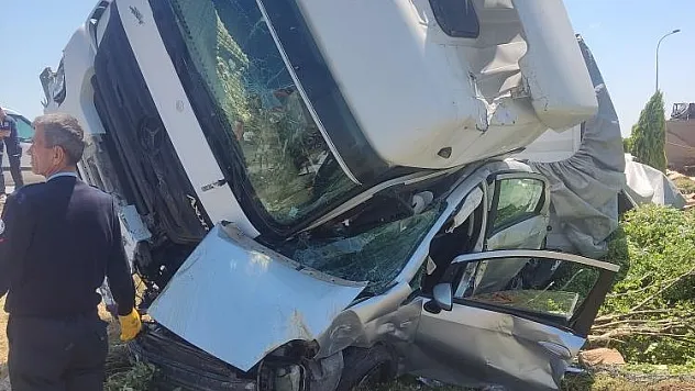 Kırmızı ışıkta geçen tır otomobili böyle biçti