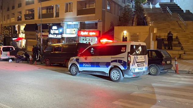 Kız Arkadaşına Sarılan Şahsa Bıçaklı Saldırı