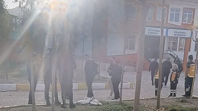 Kız Öğrenci Okula Pompalı Tüfekle Geldi