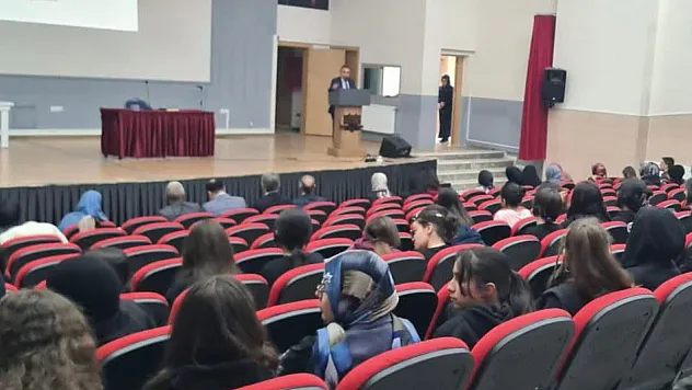 Kız Öğrenciler Kur'an-ı Güzel Okumak İçin Yarıştı