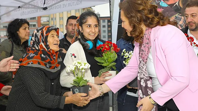 Köksal, Anneler Günü'nde Annelerin Gönlünü Aldı