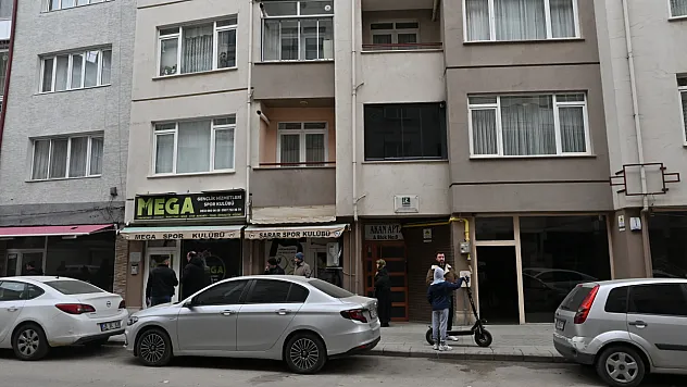 Kollarından Ve Kafasından Yaralanan Genç Hastaneye Kaldırıldı, Fail Aranıyor