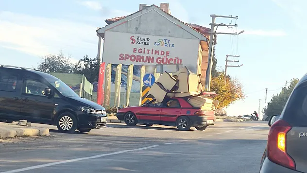 Koltuk Takımını Otomobiline Yükleyen Sürücü Trafiği Tehlikeye Düşürdü