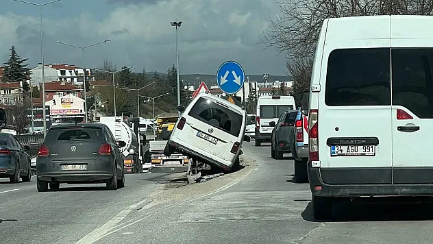 Kontrolden Çıkan Araç Bariyerde Asılı Kaldı