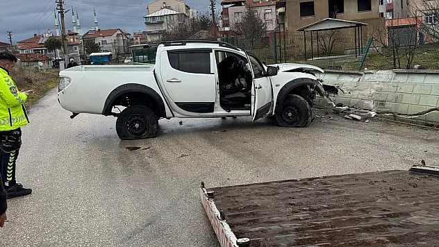 Kontrolden Çıkan Arazi Aracı Evin İstinat Duvarına Çarptı