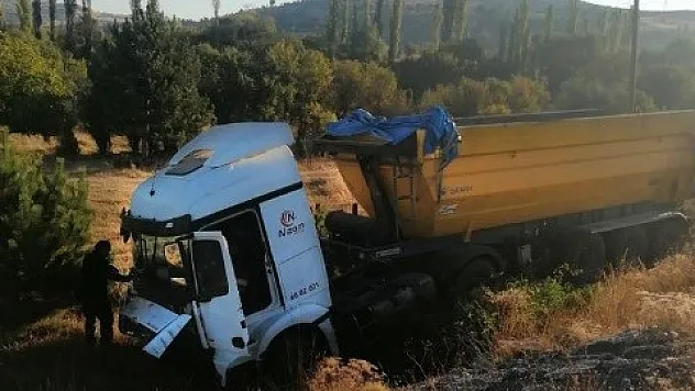 Kontrolden çıkan hafriyat kamyonu tarlaya uçtu: 1 yaralı