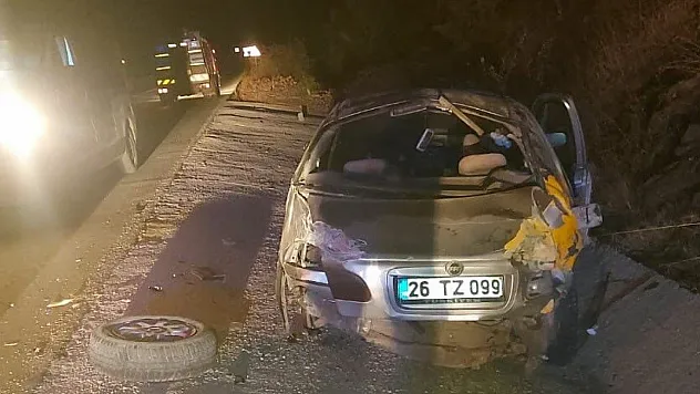 Kontrolden Çıkan Otomobil Beton Zemine Çarptı: 2 Kişi Yaralandı
