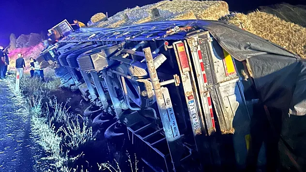Kontrolden Çıkan Saman Yüklü Tır Devrildi