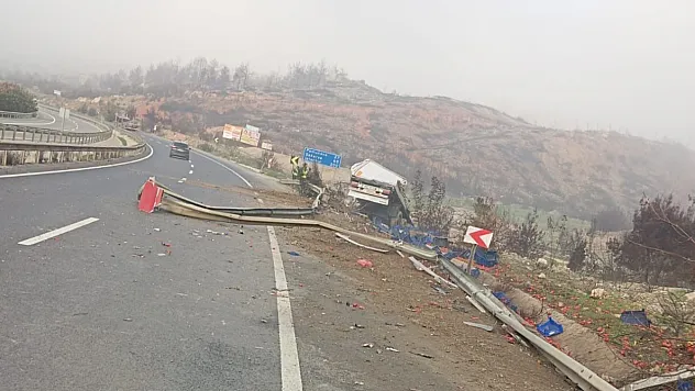 Kontrolden Çıkan Sebze Yüklü Tır Devrildi: 1 Yaralı