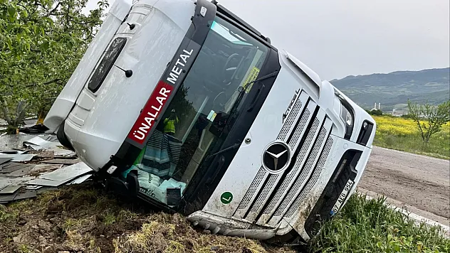 Kontrolden Çıkan Tır Devrildi