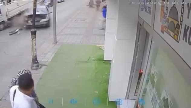 Kontrolünü Kaybeden Sürücünün Caddeyi Birbirine Kattığı Kaza Kamerada