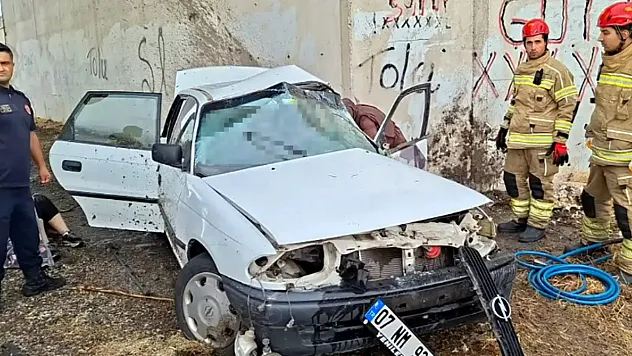 Köprünün Ayağına Çarpan Araçta 3 Kişi Öldü, Kalbi Duran Çocuk Son Anda Hayata Döndürüldü