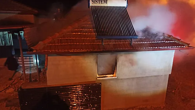 Köy Evinde Çıkan Yangın Korkuttu