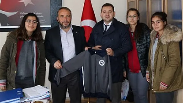 Köy okullarına eşofman hediye ettiler
