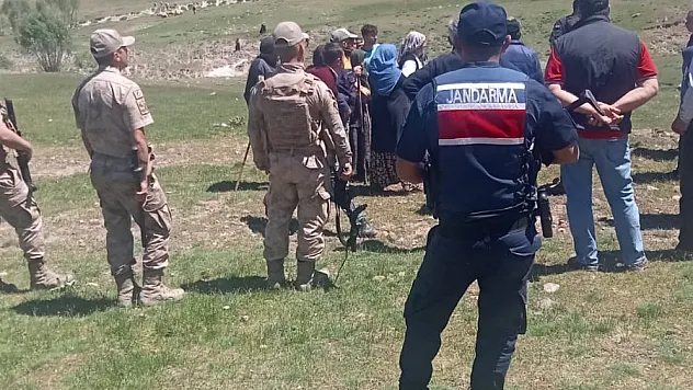 Köylüler ellerinde taş ve sopalarla sondaj çalışmasını engelledi