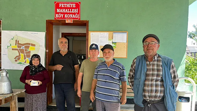 Köylüler Yangın İçin Seferber Olan Ekiplere Yiyecek Ve İçecek İkram Ediyor