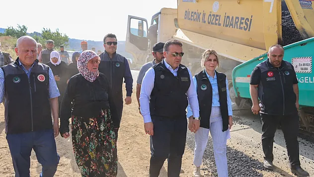Köyünün Sıcak Asfaltını 73 Yaşındaki Emine Teyze Döktü