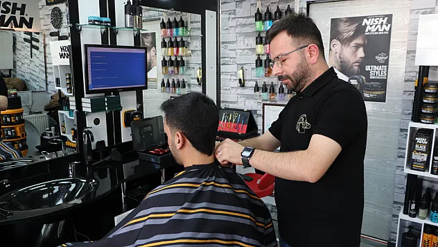 Kuaförlerin Bayram Tıraşı Mesaisi Sahura Kadar Uzuyor